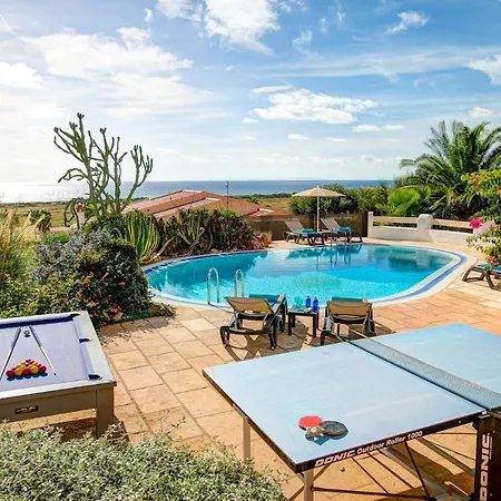 Corina Villa *